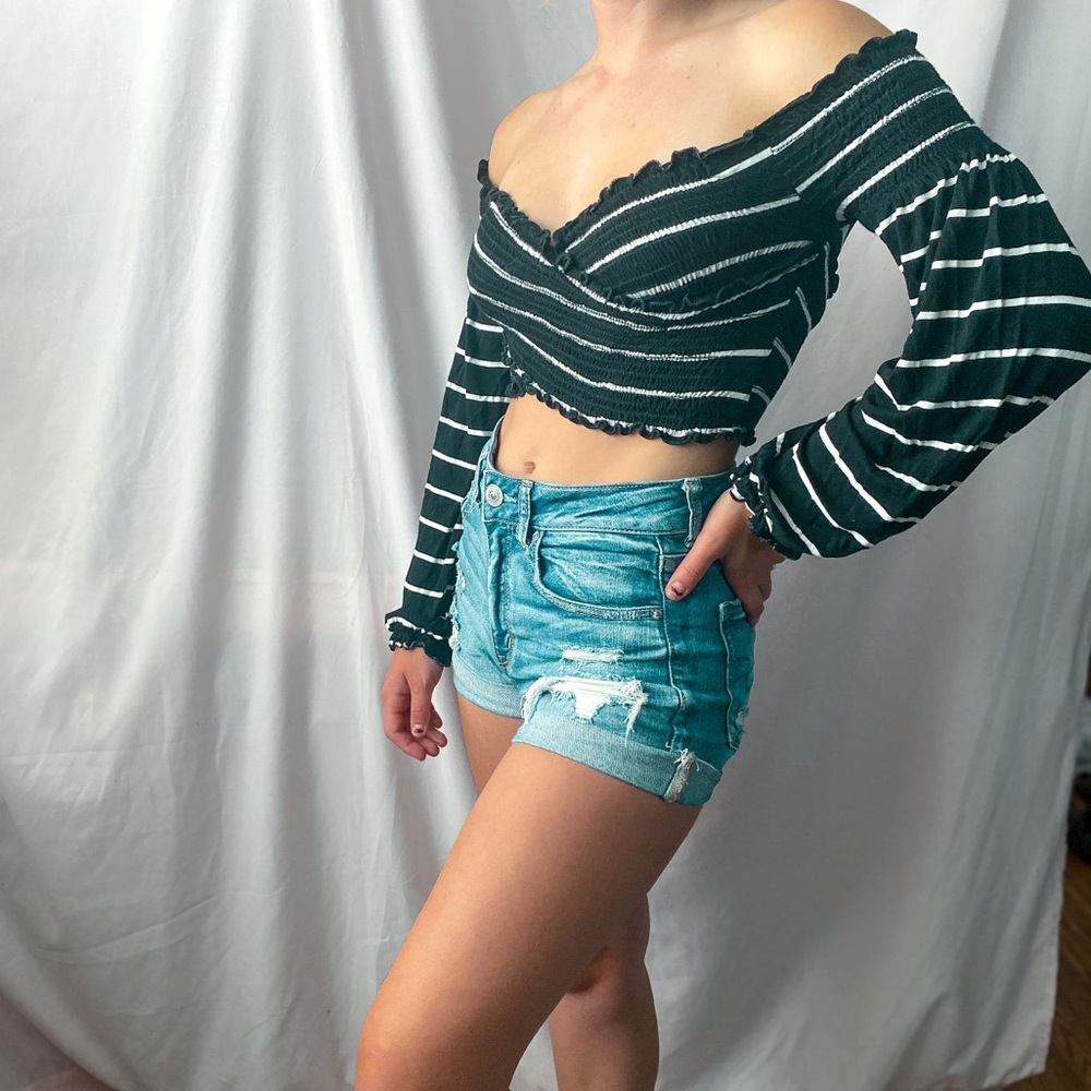 Cross crop top with long sleeves